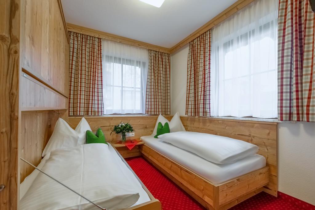 Pension Haus Am Dorfplatz ฟลาคเฮา ภายนอก รูปภาพ